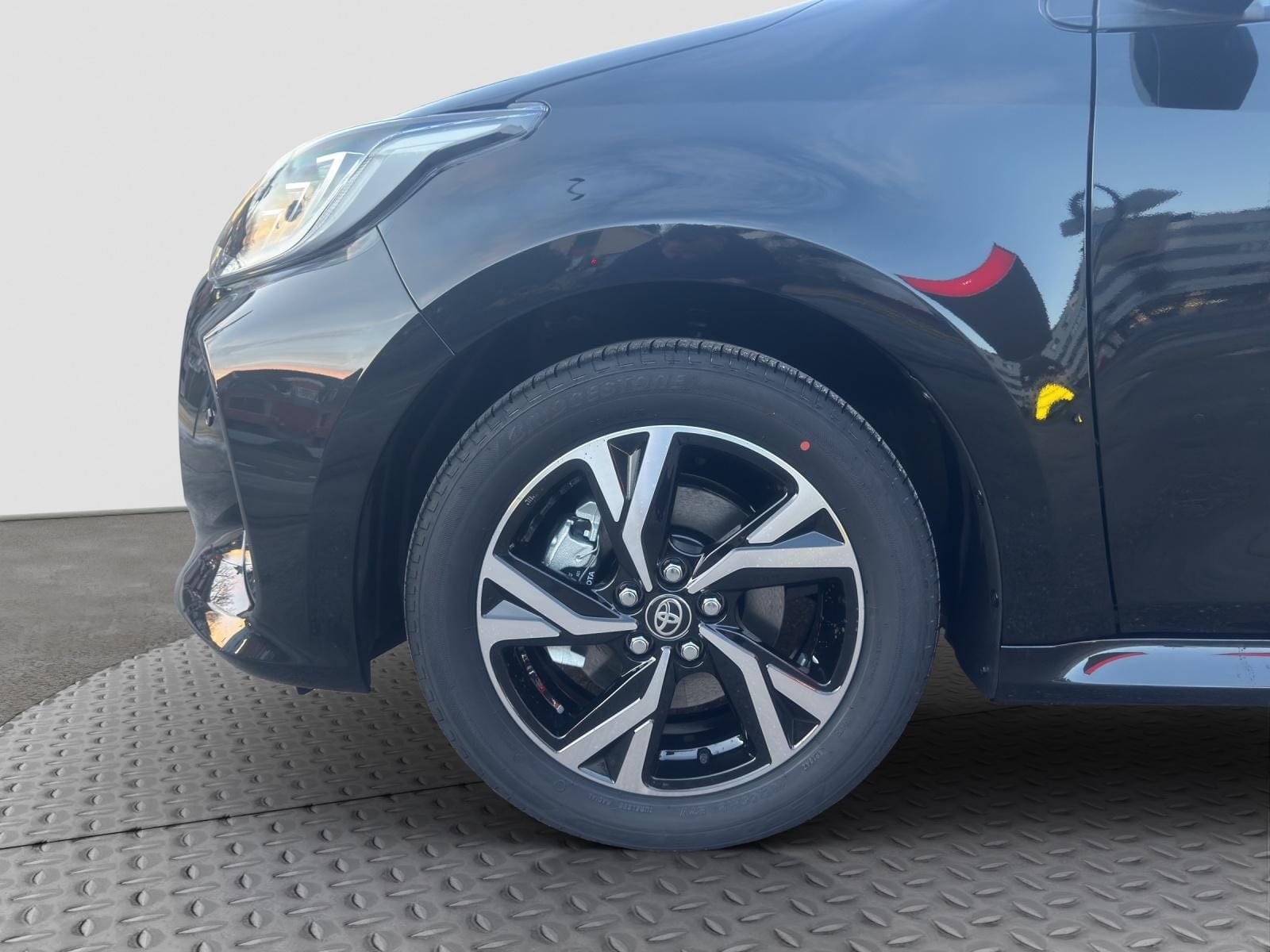 Toyota Yaris 1.5 VVT-i HSD Trend, Bild 9
