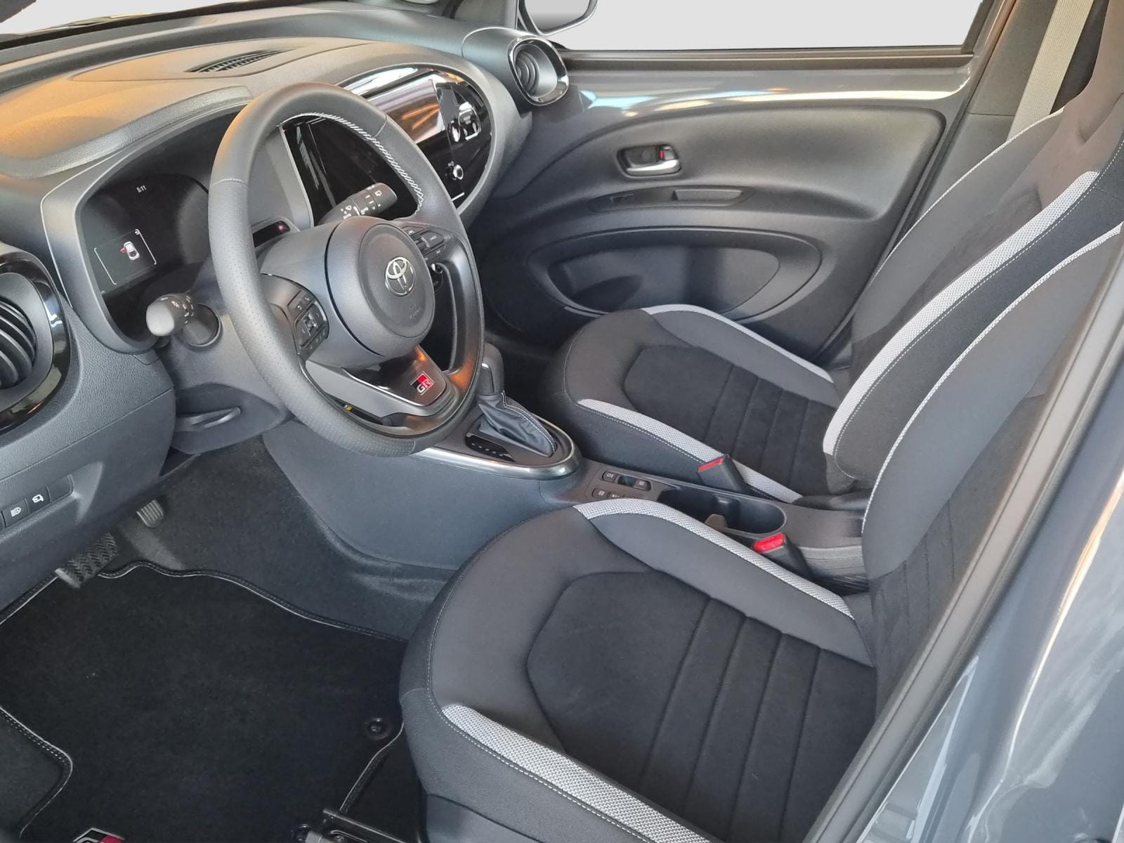 Toyota Aygo X 1.5 VVT-i HSD GR Sport, Bild 9