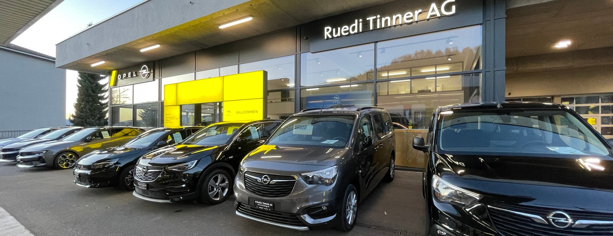 Fahrzeuge auf dem Vorplatz der Garage Ruedi Tinner AG an der Bruggerstrasse in Baden