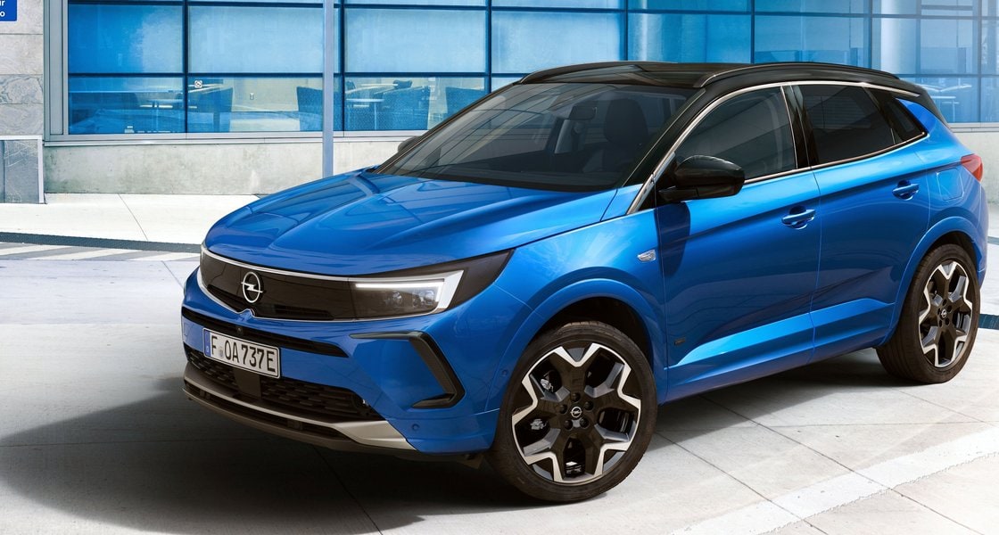 Opel Grandland Hybrid4 vor dem Showroom der Tinner AG
